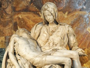 pietà-michelangelo-danneggiata