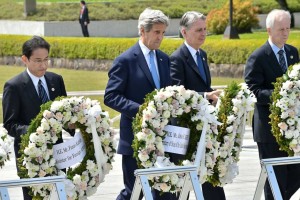 John Kerry mentre rende omaggio alle vittime di Hiroshima