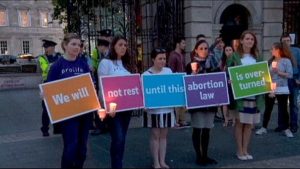 Irlanda ragazze chiedono il cambiamento della legge sull'aborto