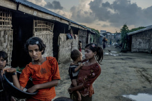 Rohingya giovani donne con bambine