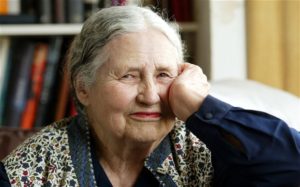 Doris Lessing, scrittrice, vince il Nobel a 88 anni, nel 2007 