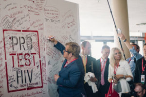 Durban, Elton John firma il cartellone pro test Hiv, 
