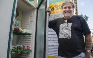 Luis Pondal accanto alla Heladera Social 