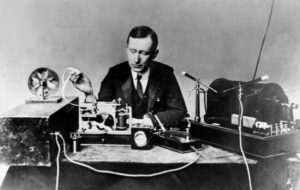 Guglielmo_Marconi. Ricordi personale e memoria collettiva per l'inventore della radio che intravede il Golfo di Tigullio come punto nevralgico per gli esperimenti delle onde radio.