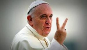 Papa Francesco fa il segno della vittoria