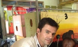 Tom Hawkes, ricercatore pediatrico mette a punto il sistema di ossigeno terapia a energia solare in aiuto dei bambini africani