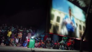 Senegal, durante una proiezione . Dal blog di Cinècyclo