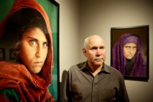 il-fotografo-steve-mccurry-autore-della-immagine-icona-la-ragazza-afgana-fa-un-appello-per-le-terribili-condizioni-dei-profughi-afgani