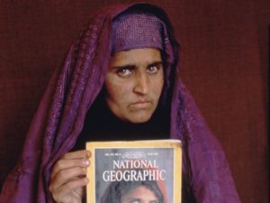 sharbat-gula-dopo-17-anni-dal-primo-scatto