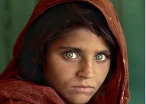sharbat-gula-nello-scatto-dell84-pubblicato-da-national-geograpfhic-nell-85-aveva-12-anni-divenne-unimmgine-icona