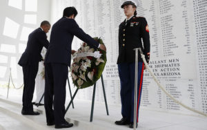 abe-e-obama-depositano-la-corona-di-fiori