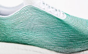 Scarpe con rifiuti marini riciclati