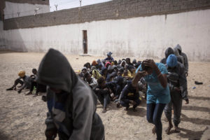 Clandestin durante un trasferimento di Profughi in Surman Libia occidentale