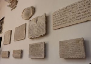 Lapidi e epigrafi a Genova