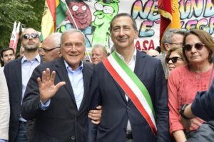 Il presidente del Senato Piero Grasso e il sindaco Giuseppe Sala durante la manifestazione "Insieme senza muri", marcia a favore dell'accoglienza dei migranti e contro il razzismo. Milano, 20 Maggio 2017. ANSA/FLAVIO LO SCALZO