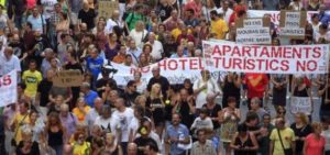 Protesta Barcellona contro appartamenti turistici