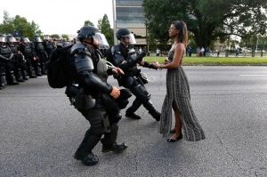 Donna nera ferma polizia Usa
