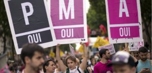 People parade with placards reading "assisted medical procreation, Yes" (PMA in French) during the homosexual, lesbian, bisexual and transgender (HLBT) visibility march, the Gay Pride, on June 29, 2013 in Paris. AFP PHOTO / LIONEL BONAVENTURE / AFP PHOTO / LIONEL BONAVENTURE