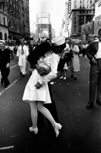 Leica - Il bacio - Londra 1945