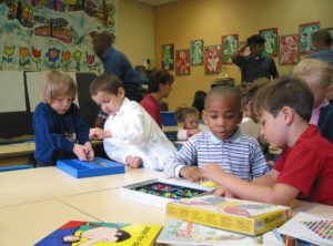 Les élèves de l'école maternelle de Vitruve à Paris découvrent leur classe le 02 septembre 2003 pour la rentrée scolaire 2003-2004. 12.477.000 élèves tous niveaux confondus, de la maternelle au lycée, reprennent le chemin de l'école. AFP PHOTO